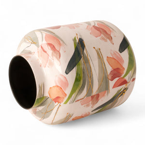 Metalen vaas in hoogglans wit met een print van rood, roze en oranje tulpen in de maat 20x23cm liggend gefotografeerd - WinQ