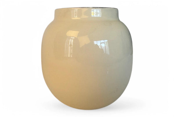 Compacte bolvormige glasvaas 17x17,5cm met ruime opening van 10cm in de kleur Off White - WinQ