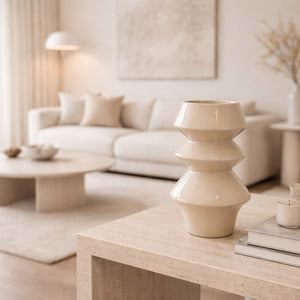 Beige metalen vaas op moderne salontafel in licht interieur, kunstbloemen en woondecoratie sfeer - WinQ