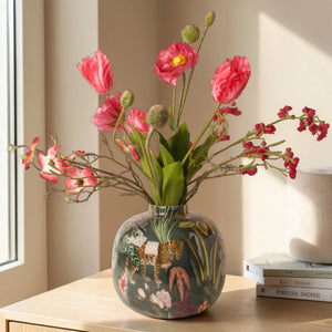 sfeerfoto Vaas celestial met dieren en bloemenprint met basis petrol en diverse kleuren geel groen en roze opgemaakt met boeket in rood met papaver - WInQ