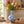 grote delfts blauwe vaas met diverse kleuren tulpen op houten tafel
