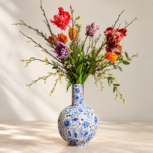 Hoge vaas met Delfs Blauwe print en goud accenten in 26x40cm met grote kunsttulpen met twijgen - WinQ