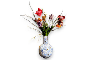 Hoge vaas met Delfs Blauwe print en goud accenten in 26x40cm met grote kunsttulpen met twijgen - WinQ