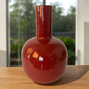 Hoge metalen vaas in hoogglans rood in de maat 26x40cm op een tafel - WinQ