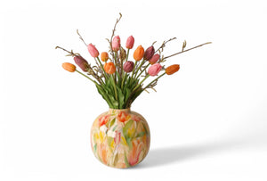 bolvormige metalen vaas met print van tulpen en een gebonden boeket kunsttulpen - WinQ