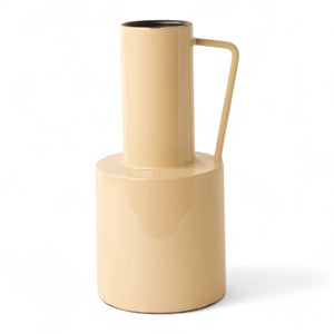 Productfoto van metalen vaas in de vorm van een kan met een handvat  in hoogglans beige 15x32cm voor kunstbloemen - WinQ