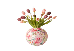 Productfoto van kunsttulpen op een hoogglas metalen vaas met bloemmotief WInQ