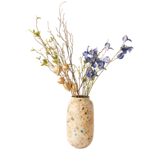 vaas met basis beige en een print van bloemen met gouden en blauwe accenten opgemaakt met kunstbloemen - WinQ