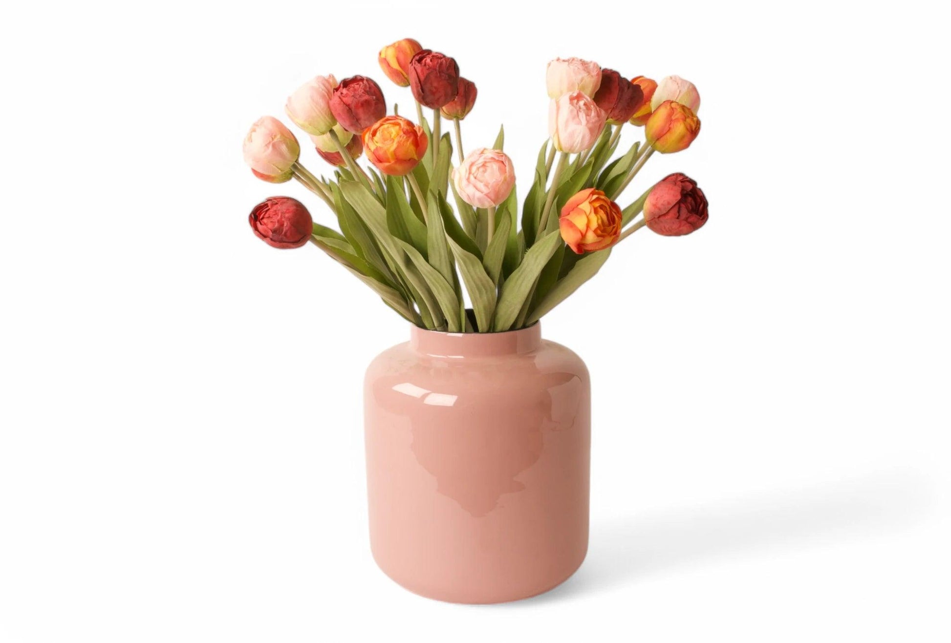 Boeket kunsttulpen in de kleuren rood, roze en warm oranje in een metalen vaas totaal 21 nep tulpen