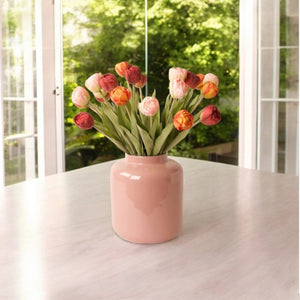Vaas met 21 tulpen in de kleuren oranje rood roze op een lila vaas op een tafel voor het raam - WinQ