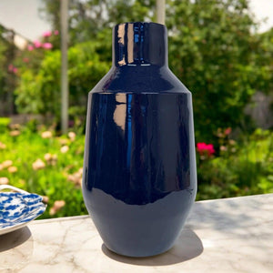 Hoge metalen vaas voor droogbloemen of kunstbloemen in hoogglans blauw op een tafel - WinQ