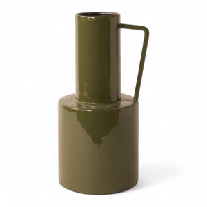 groene metalen vaas met een handvat hoogte32cm en diameter 15cm opening 9cm - WInQ