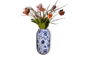Vaas van metaal met een delfts blauwe bloemenprint en goudkleur accenten met een boeket tulpen totaal 70cm hoog -WinQ