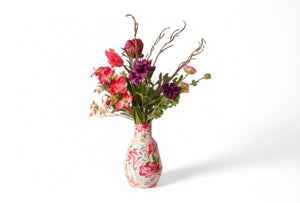 Grote metalen vaas met bloemenprint met basiskleur pink 18x30cm met een veldboeketbloemen - WInQ