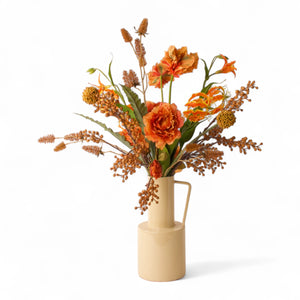 Veldboeket in terra en oranje met diverse bloemen Hamamelis bruin,Bestak Terra, Gloriosia Oranje, Malva Oranje, Tulp Parrot Oranje , Allium Terra, Varenblad op een metalen vaas in beige - WinQ