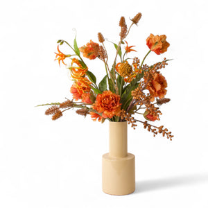 Veldboeket in terra en oranje met diverse bloemen 
Hamamelis bruin
Bestak Terra
Gloriosia Oranje
Malva Oranje
Tulp Parrot Oranje
Allium Terra
Varenblad.
op een metalen vaas in beige - WinQ