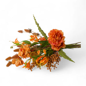 Liggend Veldboeket in terra en oranje met diverse bloemen 
Hamamelis bruin
Bestak Terra
Gloriosia Oranje
Malva Oranje
Tulp Parrot Oranje
Allium Terra
Varenblad - WinQ