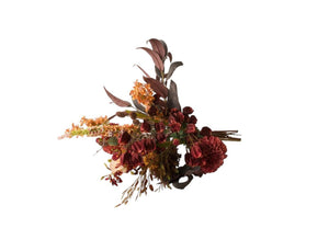 Arrangement van kunstbloemen liggend gefotografeerd in diverse rode en oranje kleuren met diverse bloemen waaronder Dahlia,  Sering en vingerhoedkruid