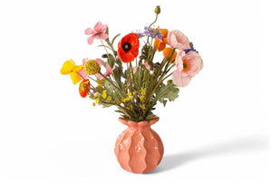 een plukboeket in multicolor met een zacht roze vaas van keramiek met een totale hoogte van 60cm - WinQ