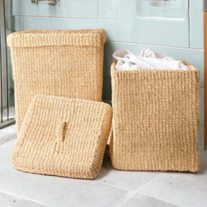 2 maten opbergmanden Abaca off white  met wasgoed in een badkamer