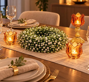 Witte krans van gipskruid met een diameter van 35cm op een aangeklede tafel met waxine houders- WinQ
