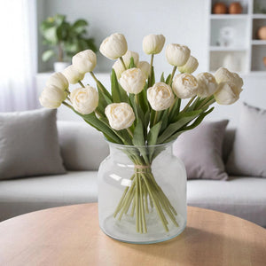 Kunstboeket witte tulpen  in een glasvaas op een houten tafel voor het raam - WinQ
