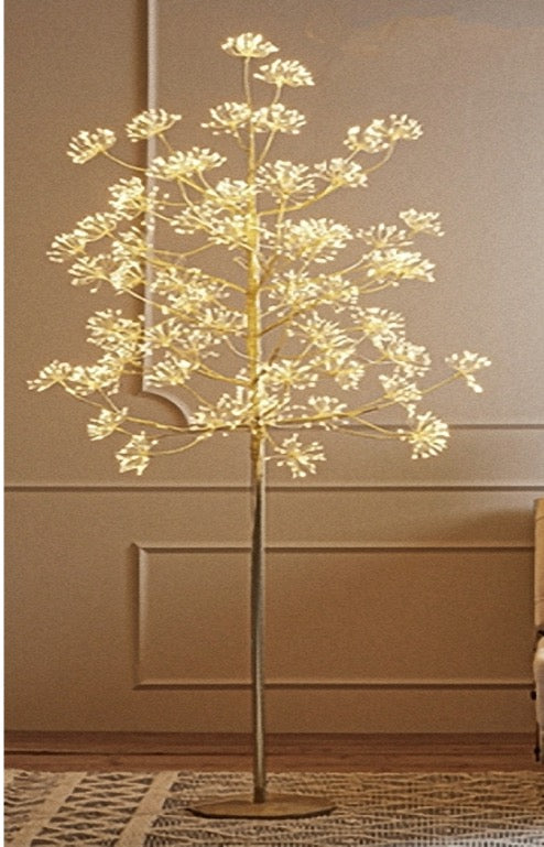 boom in goud kleur met 896 led-lampjes  en op een voet in een woonkamer