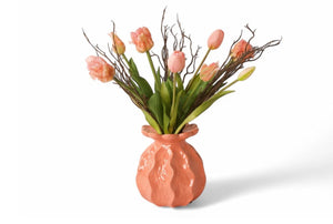 Kunsttulpen en parkiettulpen gebonden met berkentakken in een kunstboeket op een roze keramieken vaas - WinQ