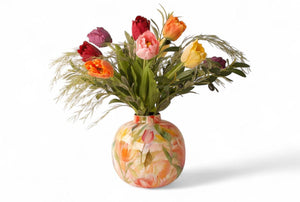 10 stuks zijden tulpen met steellengte van 60cm in oranje, rood, roze, geel en paars afgewerkt met groen van gras en olijftakken op een vaas met bloemdecor-WinQ