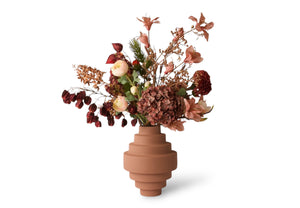 Boeket kunstbloemen op een roze vaas  met diverse bloemen zoals hortensia Elstak en lampion