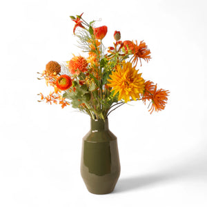veldboeket bloemen op vaas in multicolor oranje met diverse bloemen waaronder Papaver en Allium op groene metalen vaas - WinQ