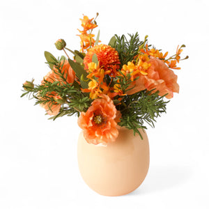 Gebonden zomers boeket kunstbloemen in oranje met onder andere Papaver en Dahlia bloemen op vaas - WinQ