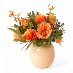 Gebonden zomers boeket kunstbloemen in oranje met onder andere Papaver en Dahlia op een vaas - WinQ