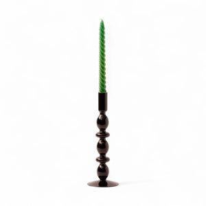Zwarte glaskandelaar met hoogte 26,5cm met groene kaars - winq