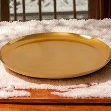 decoratie schaal voor opmaak in een glimmende goudkleur op een houten tafel met sneeuw