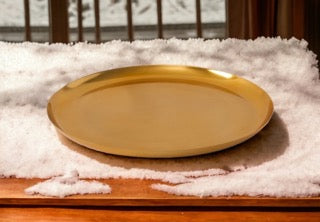 decoratie schaal voor opmaak in een glimmende goudkleur op een houten tafel met sneeuw