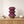 Moderne paarse vaas met opvallend geometrisch design op houten dressoir, interieurdecoratie - WinQ