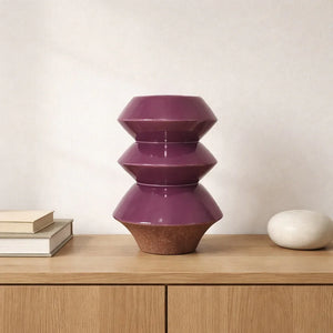 Moderne paarse vaas met opvallend geometrisch design op houten dressoir, interieurdecoratie - WinQ