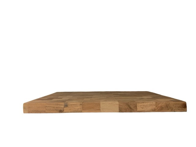 Snijplank van acaciahout in de maat 40x30x2,5cm in de naturel houtkleur met de focus op dikte