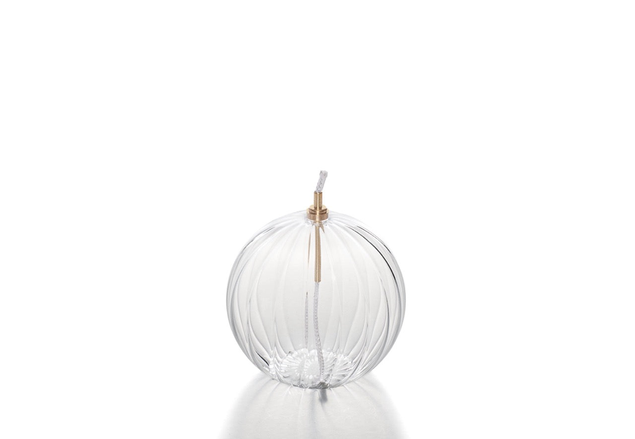 Productfoto olielamp in bolvorm met diameter  10cm met een verticaal ribbelstructuur