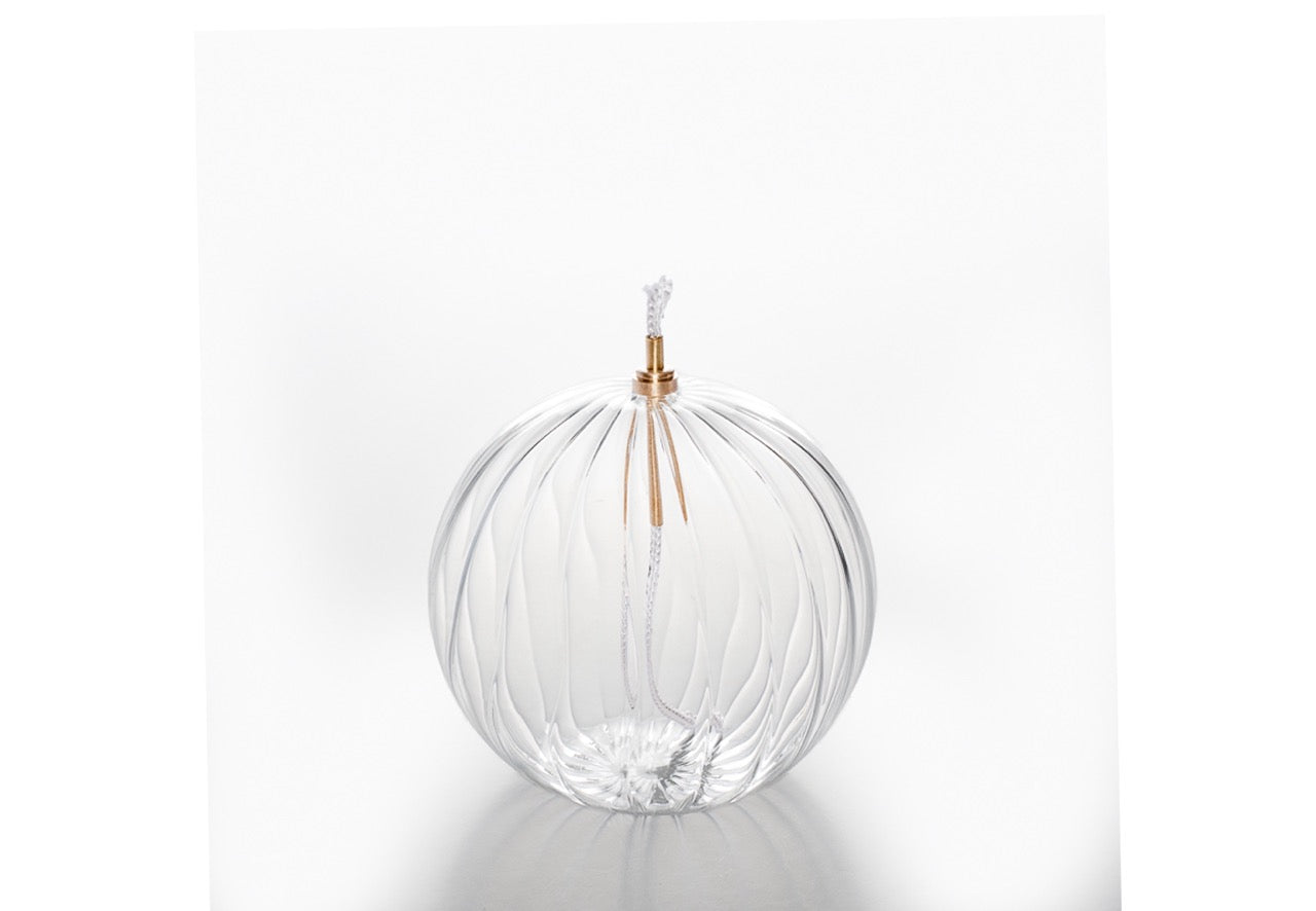 Productfoto olielamp in bolvorm met diameter  12cm met een verticaal ribbelstructuur