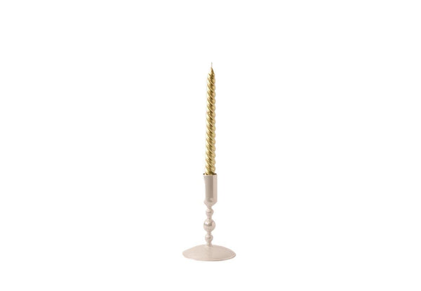 productfoto van een glaskandelaar in off white met een gouden kaars