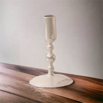  glaskandelaar in off white gepresenteerd op houten tafel