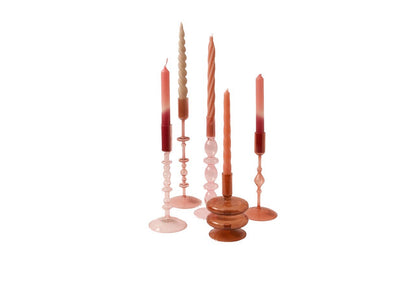 combinatie van 5 verschillende kandelaren in diverse roze tinten met bijpassende kaarsen
