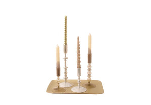 presentatie van 4 verschillende glaskandelaren in taupe en zilver tinten