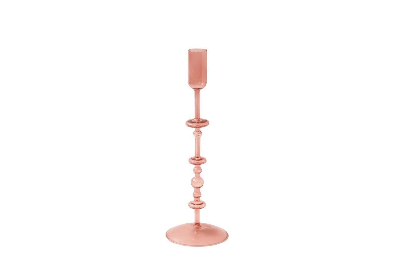 productfoto van een sierlijke kandelaar van doorzichtig glas in de kleur roze 