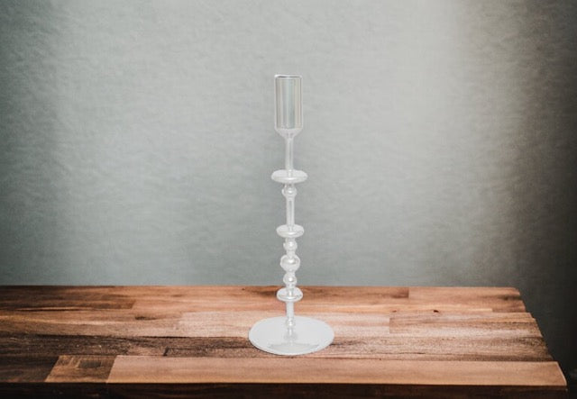 kandelaar glas in off white 10x29cm op een houten tafel