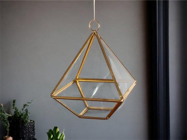 glazen piramide terrarium met goudkleurig metalen frame 10x10x14cm