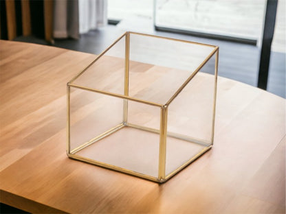 terrarium van glas zonder deksel 12cm vierkant op houten tafel