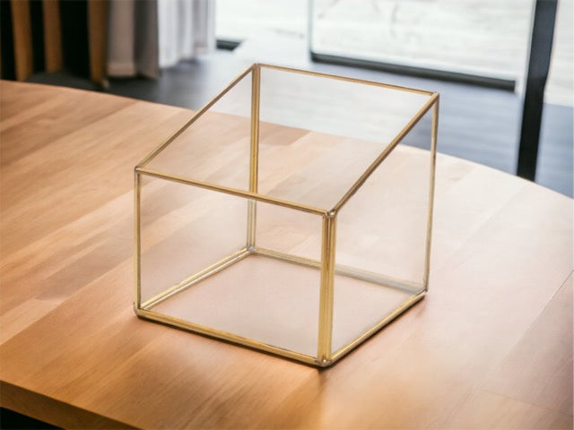 Vierkant glazen terrarium met open bovenzijde , 16cm vierkant en schuin aflopende zijdes naar 12cm op een houten tafel